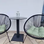 1 شقة *