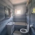 1 شقة *