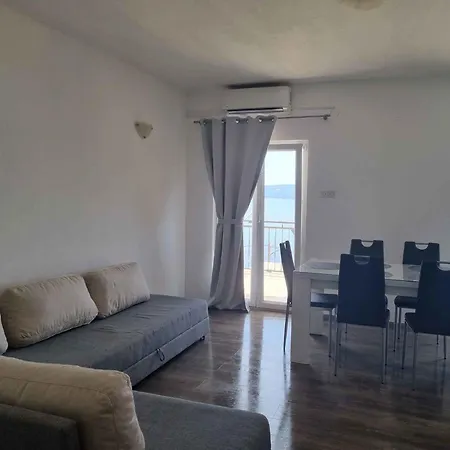 1 Apartment *