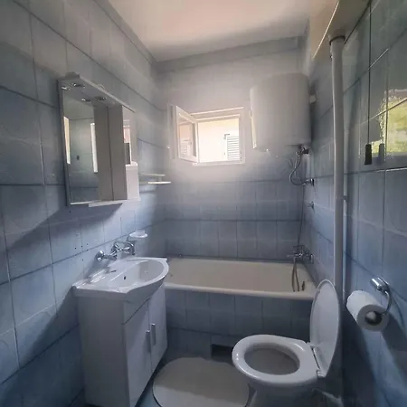 1 Apartment *