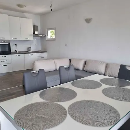 1 Apartment *