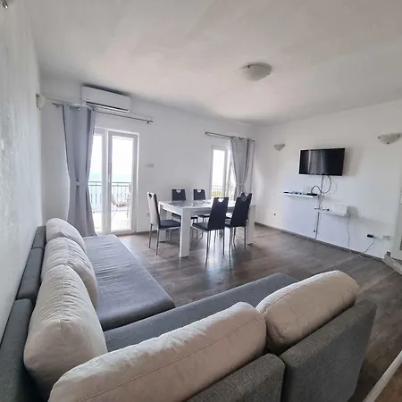 1 Apartment *